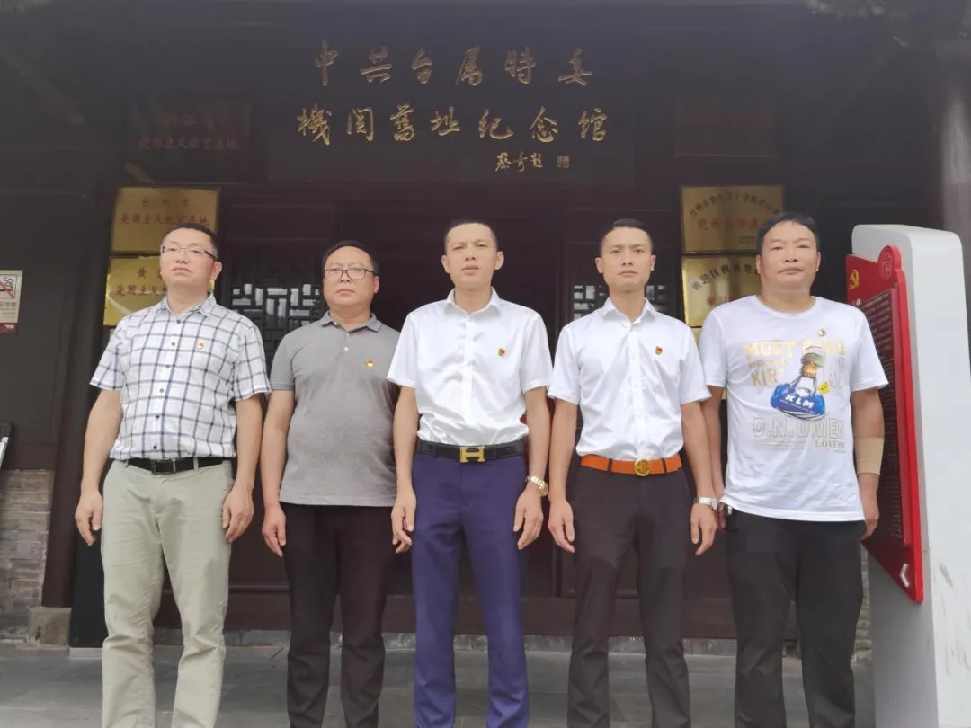 凸显党员干部坚强的党性原则和坚定的理想信念.webp.jpg