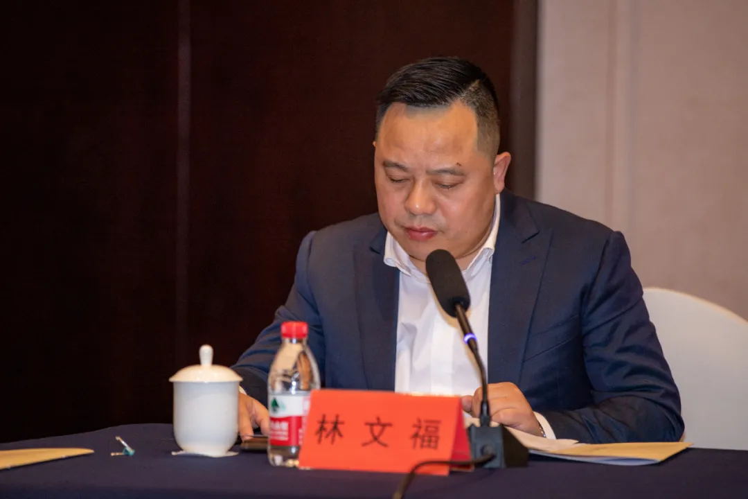 台州市四川商会第三届二次会员大会在庄严的国歌声中拉开了帷幕.jpg