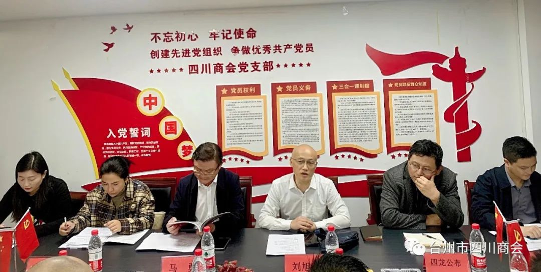 进行交流座谈.jpg