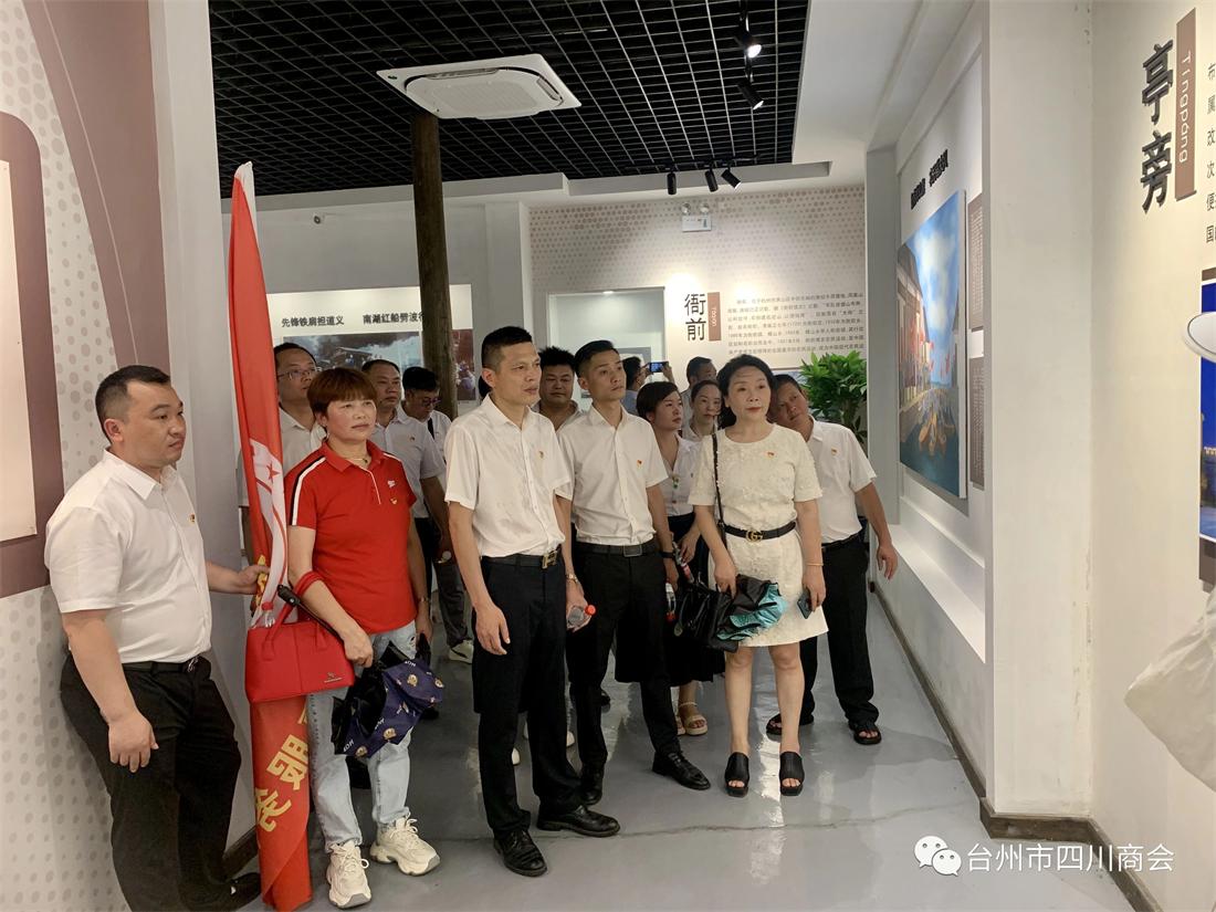 上午讲解员分别通过大量图片和文字详实讲述了亭旁起义的全过程.jpg