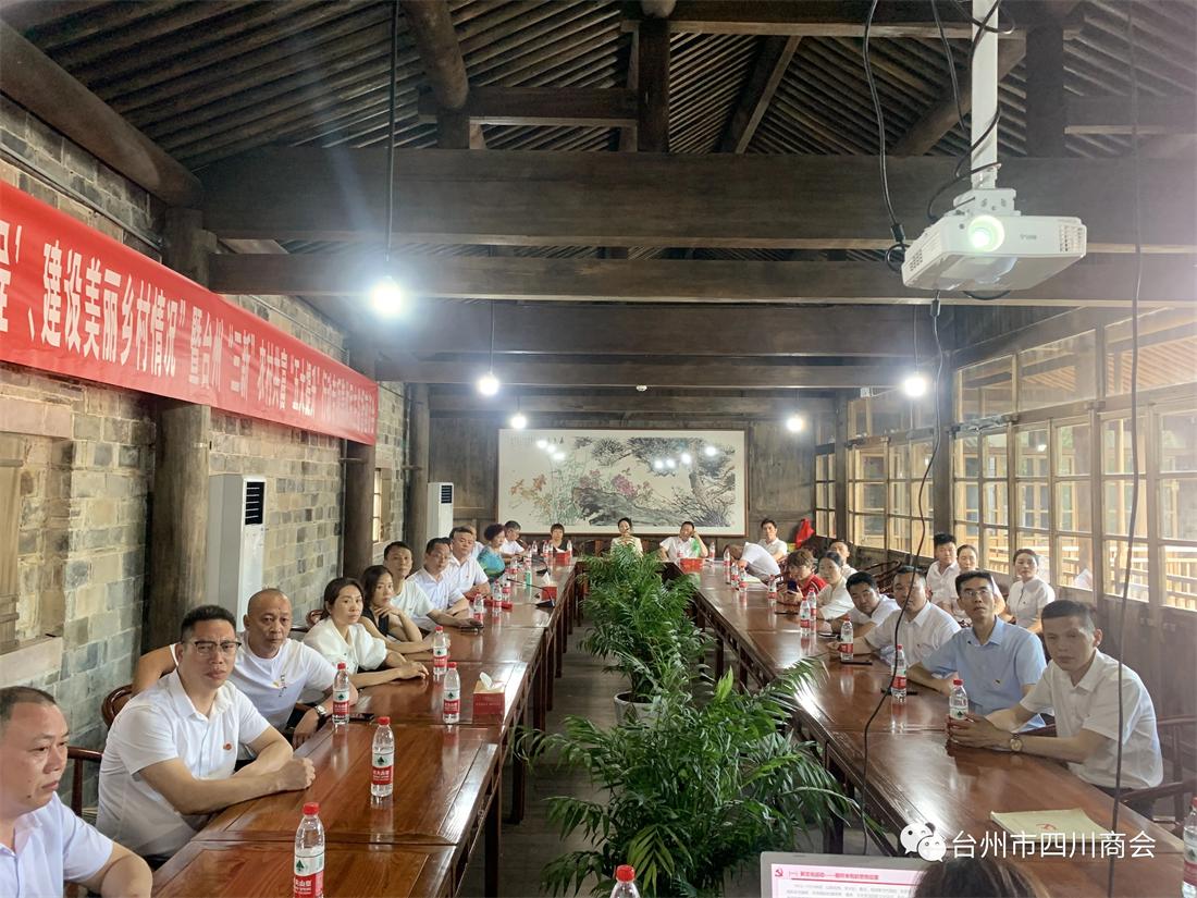 党员们怀着无比崇敬的心情重温誓词.jpg